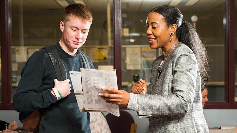 Image of Tomeka Swan helping a student